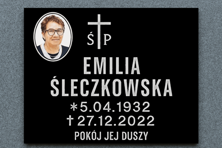Tablica nagrobkowa z czarnej plexi z fotografią w owalnej ramce i białym krzyżem, upamiętniająca Emilię Śleczkowską z datami życia oraz inskrypcją: Pokój jej duszy