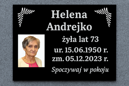 Tablica nagrobkowa z czarnej plexi z fotografią Heleny Andrejko i dekoracyjnymi motywami liści w narożnikach, z inskrypcją: żyła lat 73, ur. 15.06.1950 r., zm. 05.12.2023 r., Spoczywaj w pokoju