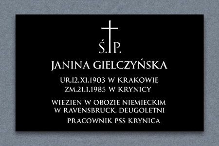 Tablica nagrobkowa z czarnej plexi z białym krzyżem, upamiętniająca Janinę Gielczyńską, więźniarkę obozu Ravensbrück i wieloletnią pracownicę PSS Krynica, z inskrypcją: ur. 12.11.1903 w Krakowie, zm. 21.01.1985 w Krynicy