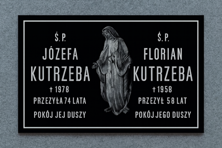 Tablica nagrobkowa z czarnej plexi z centralnym wizerunkiem Matki Boskiej, upamiętniająca Józefę Kutrzebę i Floriana Kutrzebę, z inskrypcjami: Ś.P., datami śmierci, wiekiem oraz formułą Pokój ich duszy