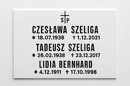 Tablica nagrobkowa dla 3 osób w jasnym kolorze, z wyraźnym podziałem inskrypcji